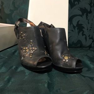 DKNYC Willa brush off black leather like new